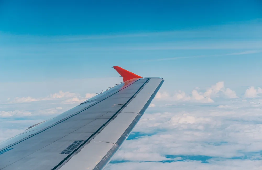 Airplane wing and sky for the bet3k Aviator category guide