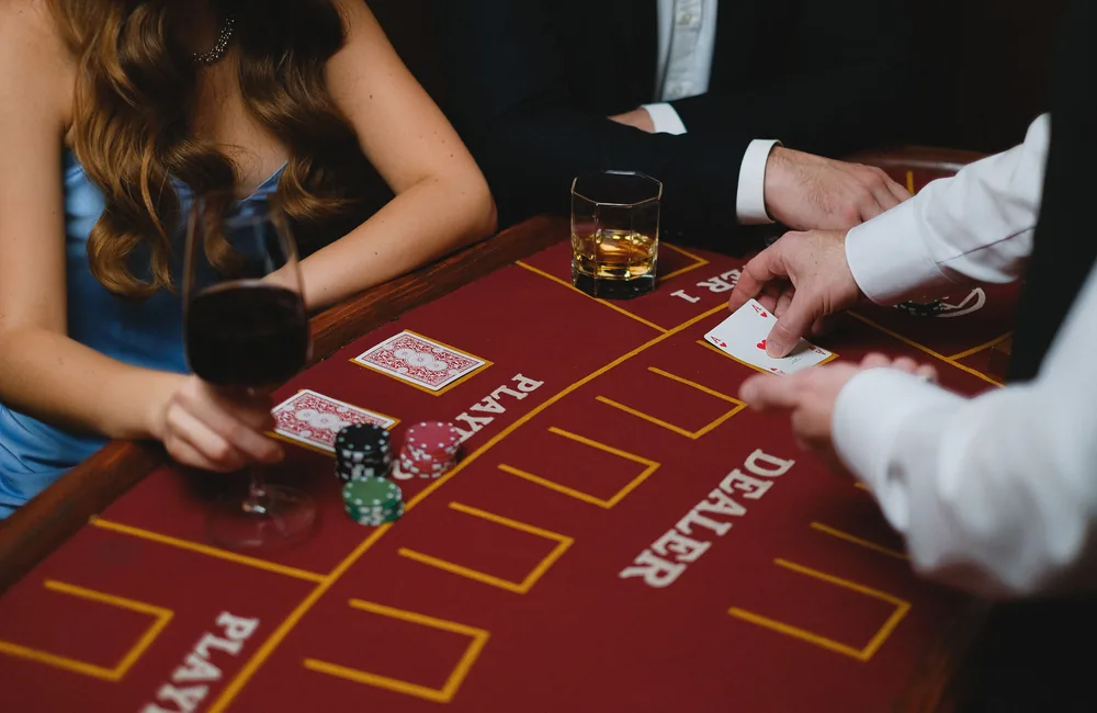 Card dealer scene for the bet3k Dragon Tiger guide