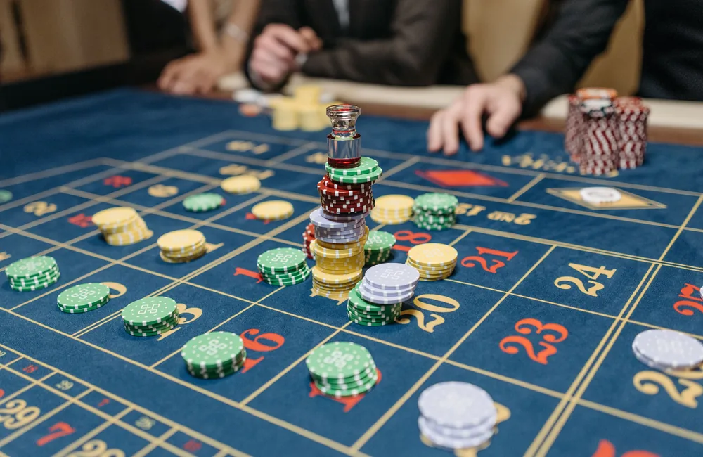 Casino table and chips for the bet3k live casino guide