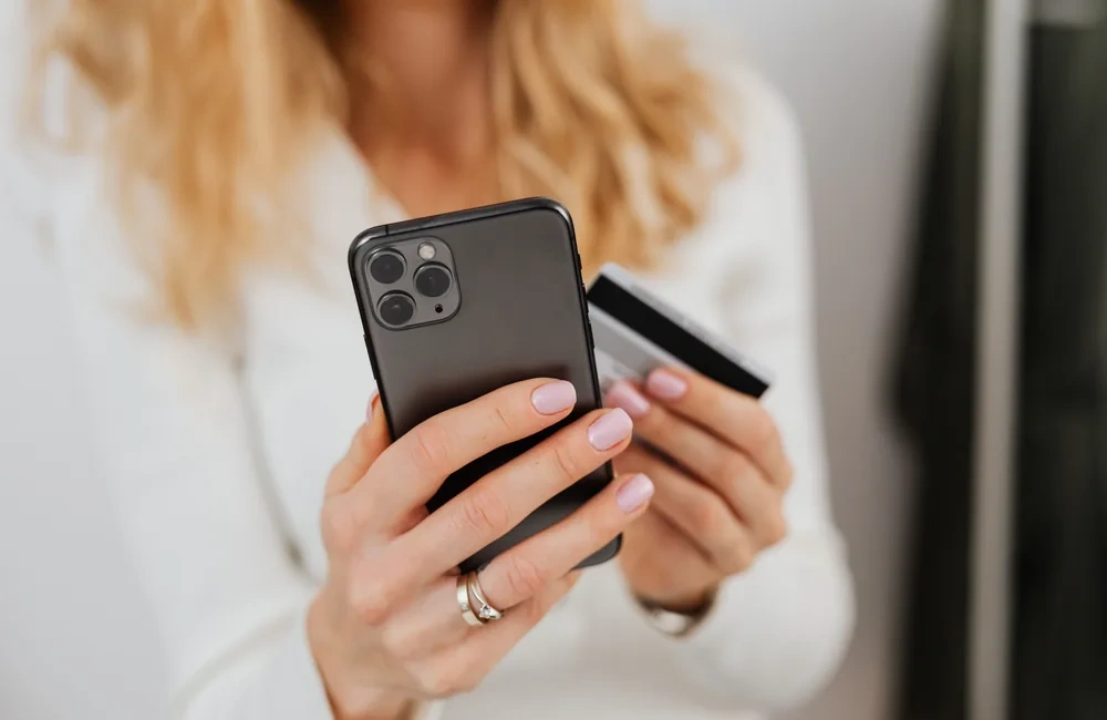 Smartphone and card used to illustrate bet3k payment checks